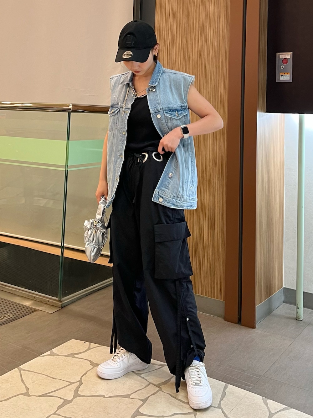 「シンプルコーデ、カジュアルコーデ、デニムベスト、デニムジャケット、カーゴパンツ、ナイキ、タンクトップ、キャップ、ブラックコーデ、ストリート、ユニクロ、ノースリーブ、夏コーデ、大人カジュアル、ベスト」｜「NEW ERAのWEGO/【WEB限定】NEW ERA 9TWENTY（キャップ、ブラック系）」を使った、sayakaさん（レディース・163cm）の夏コーディネートの2枚目の写真