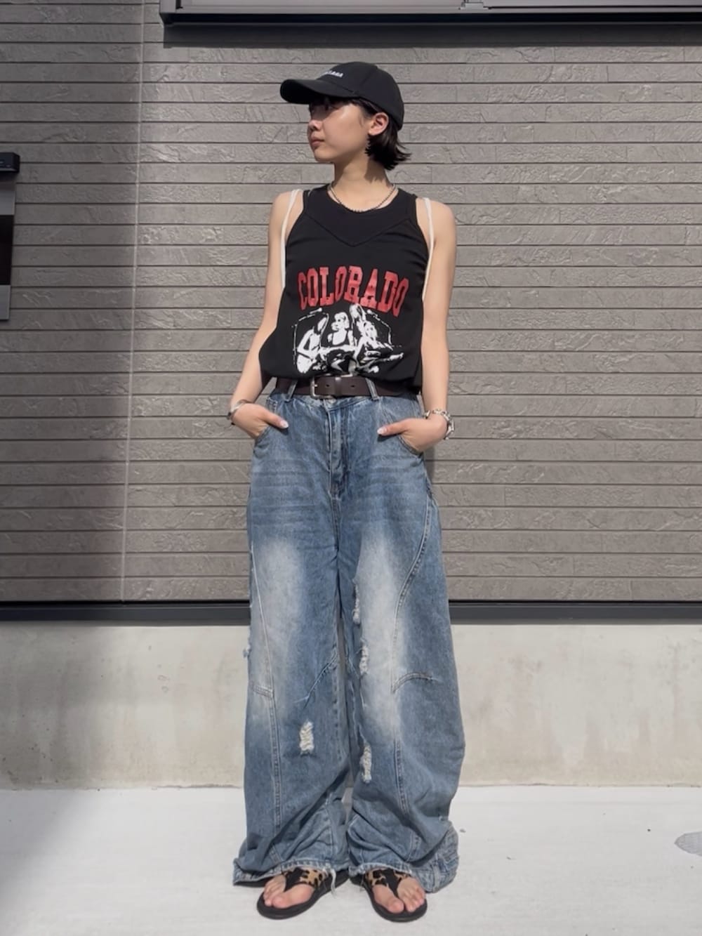 「WEARタイアップ、夏ルックで気分アップ、デニム、ロゴT、大人カジュアルコーデ、リラックススタイル、夏ファッション、ゆるシルエット、夏だ！Tシャツ着よう！、キャミソール、ビーサン、キャップ、キャップ女子、ダメージデニム」｜「VACANCYの裾デザインダメージカーブデニム（デニムパンツ、ブルー系）」を使った、sayakaさん（レディース・163cm）の夏コーディネートの2枚目の写真