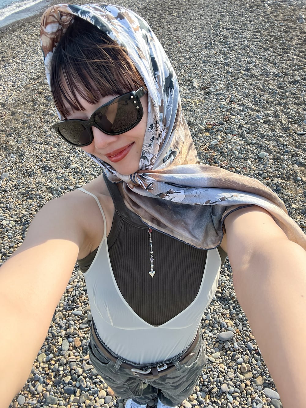 グリーン系のその他パンツ、ホワイト系のスニーカー、グリーン系のタンクトップを着用したレディースの夏コーディネートの3枚目の写真