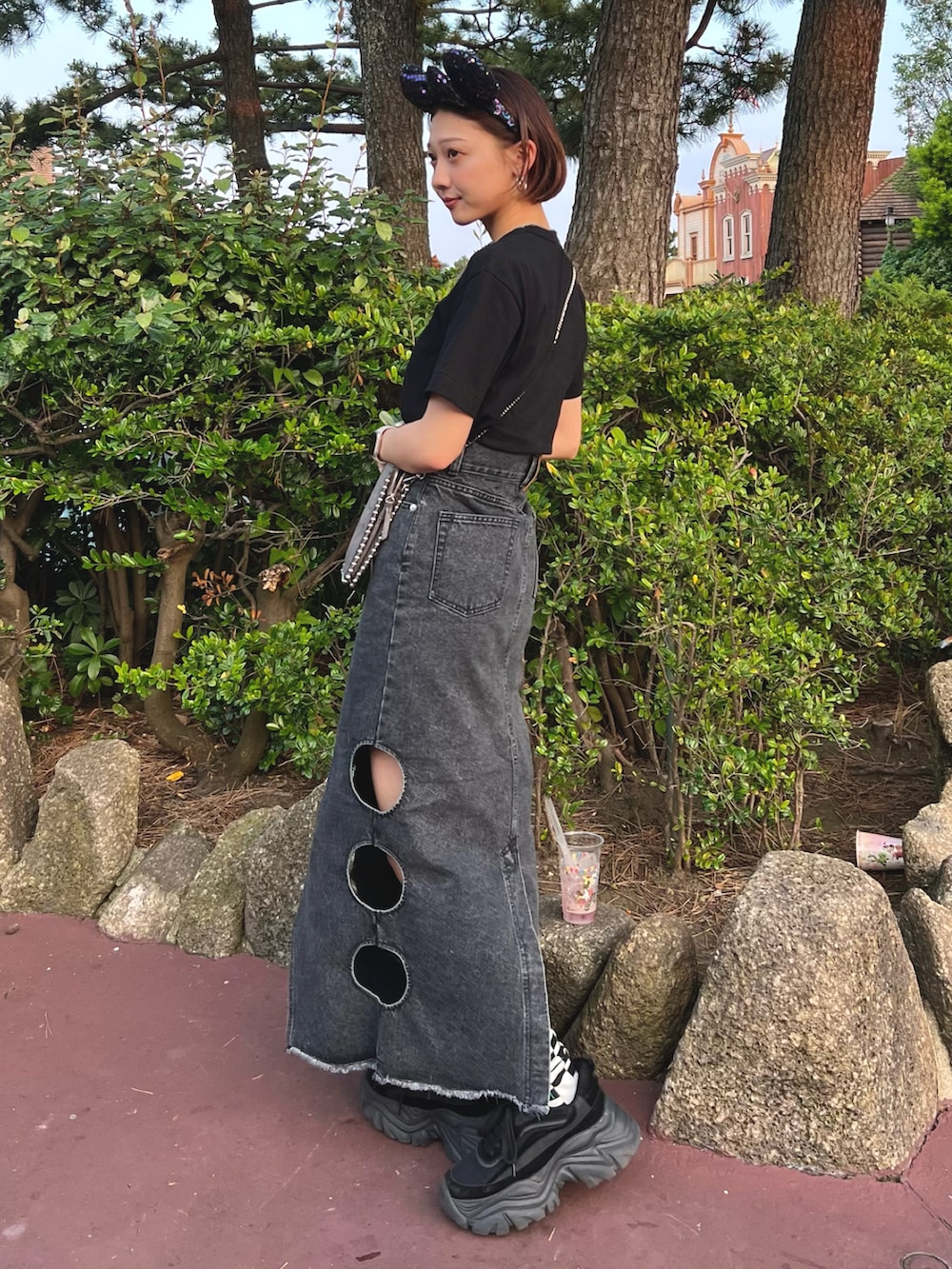 「このスタイルがお気に入り、夏コーデ、オトナ女子、カジュアル、大人かわいい、ワントーンコーデ、シンプルコーデ、カジュアルコーデ、ディズニーコーデ、厚底シューズ、モノトーン、ブラックコーデ、デニムスカート、デニム、今日のコスメと服」｜「COMME des GARCONSのComme des Garcons Heart Tee（Tシャツ/カットソー、ブラック系）」を使った、sayakaさん（レディース・163cm）の夏コーディネートの3枚目の写真