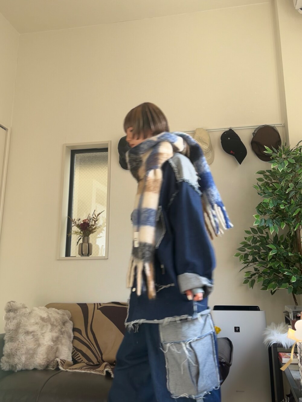 「古着MIX、春コーデ、春服、マフラー、ブルーコーデ、デニムコーデ、デニムセットアップ、ボブヘア、カジュアルコーデ、ゆるコーデ」｜「COSのアイテム（マフラー、ブルー系）」を使った、sayakaさん（レディース・163cm）の春コーディネートの3枚目の写真
