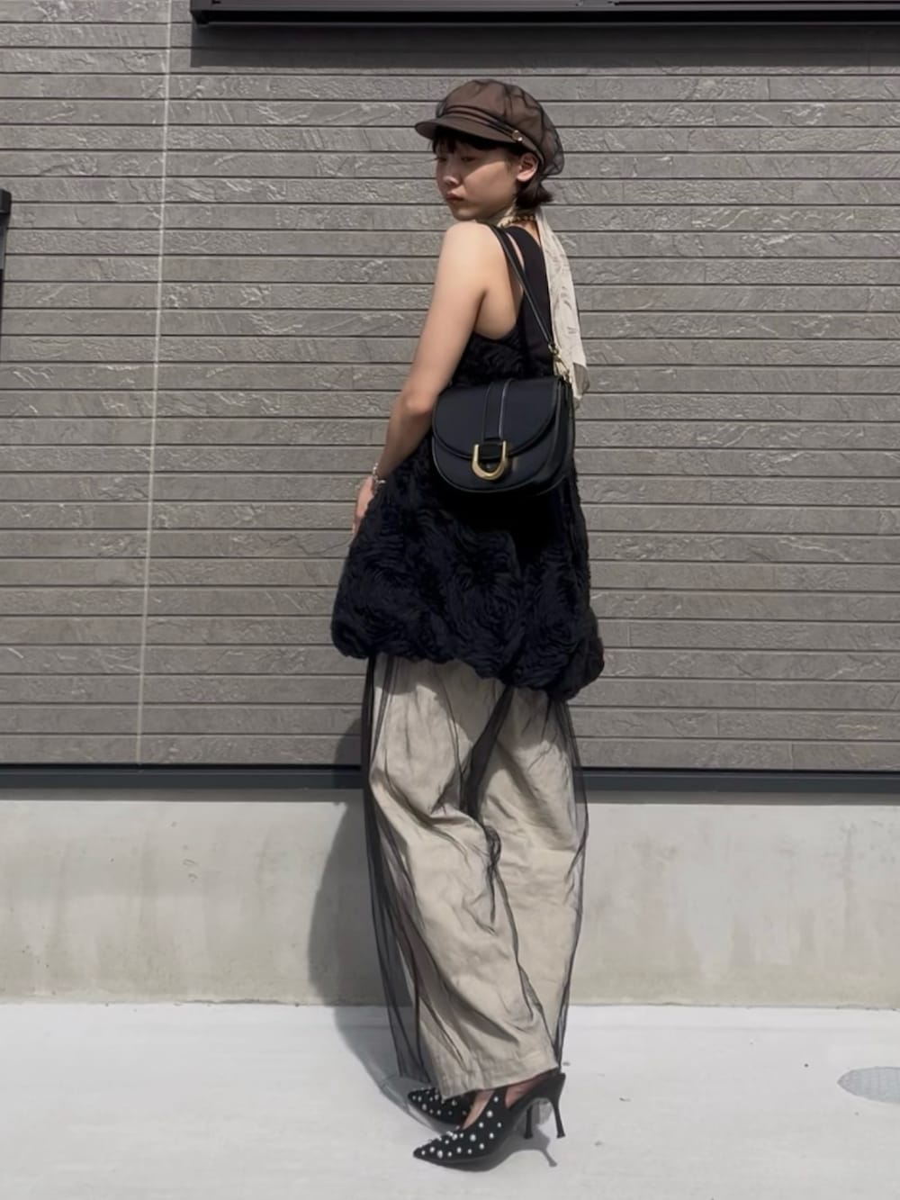 ベージュ系のその他パンツ、ブラック系のショルダーバッグ、ブラック系のその他パンツを着用したレディースの夏コーディネートの2枚目の写真