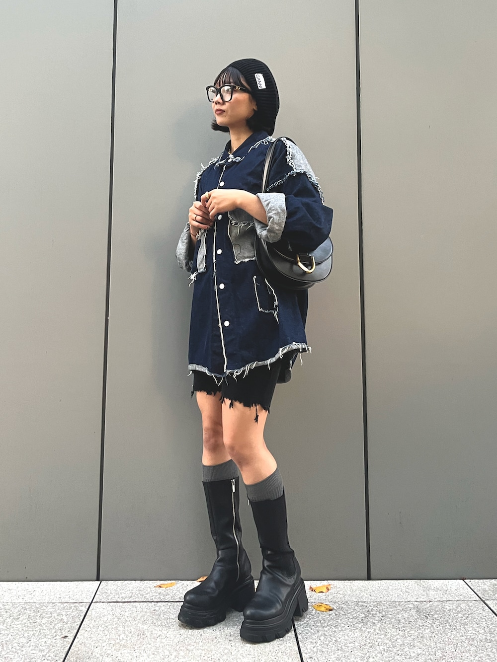 ブラック系のブーツ、ブラック系のその他パンツ、ブラック系のショルダーバッグを着用したレディースの秋コーディネートの2枚目の写真