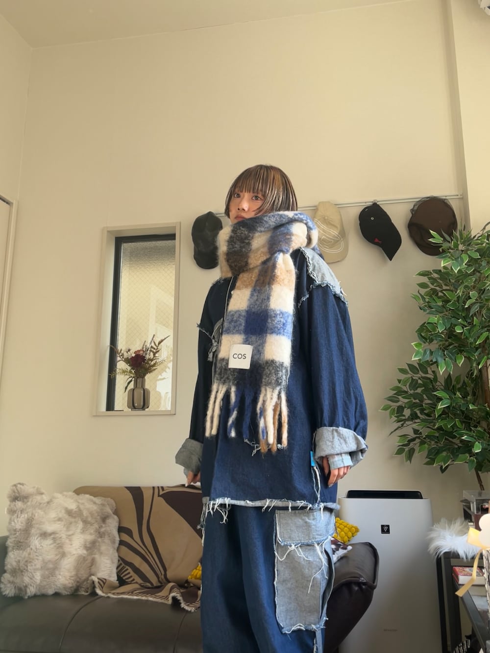 「古着MIX、春コーデ、春服、マフラー、ブルーコーデ、デニムコーデ、デニムセットアップ、ボブヘア、カジュアルコーデ、ゆるコーデ」｜「COSのアイテム（マフラー、ブルー系）」を使った、sayakaさん（レディース・163cm）の春コーディネートの2枚目の写真
