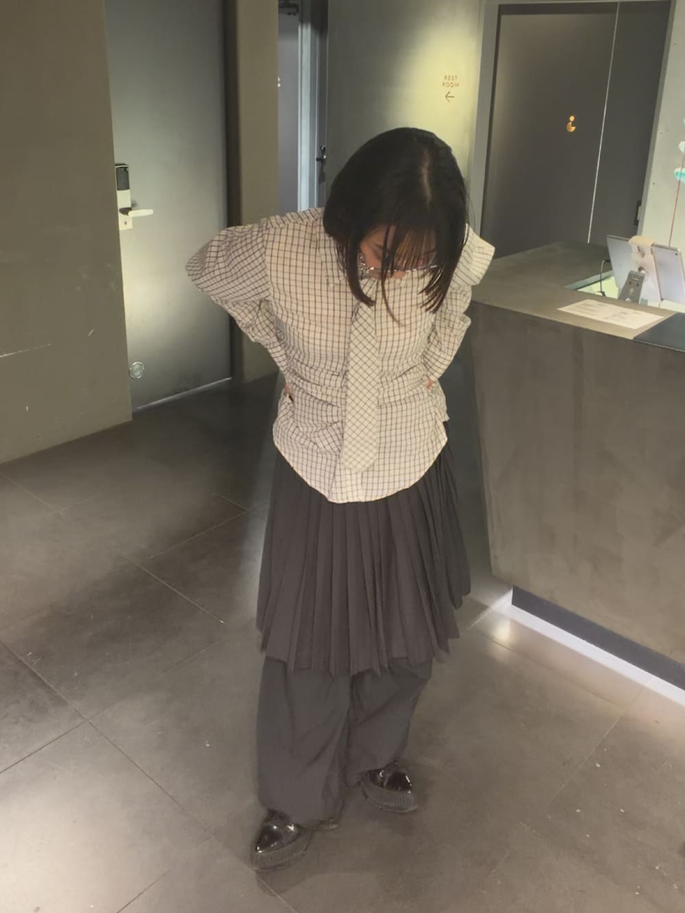 ブラック系のスニーカー、グレー系のパンツ、グレー系のその他パンツを着用したレディースの冬コーディネートの2枚目の写真