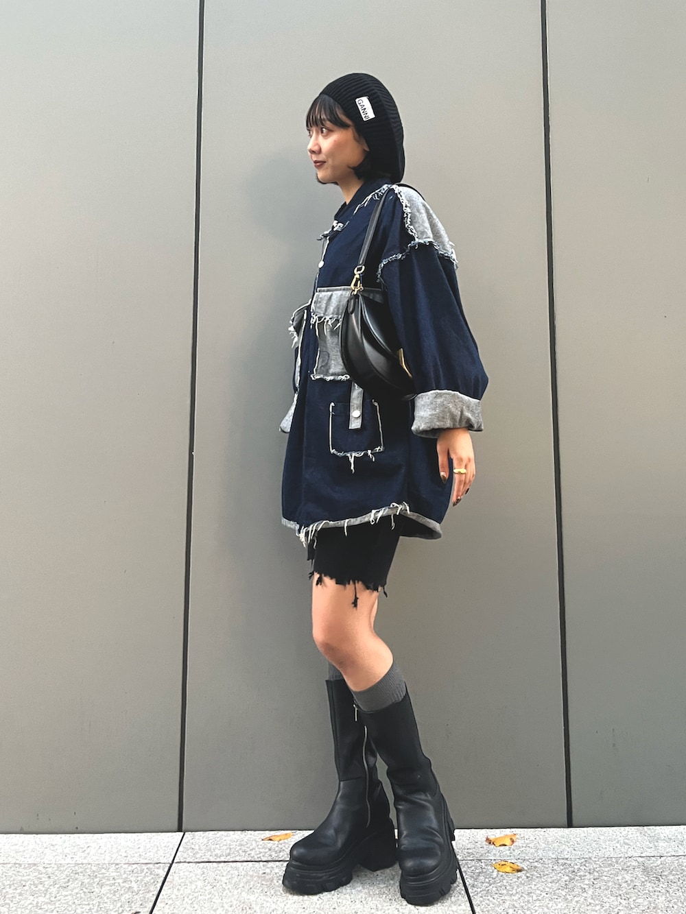 ブラック系のブーツ、ブラック系のその他パンツ、ブラック系のショルダーバッグを着用したレディースの秋コーディネートの3枚目の写真