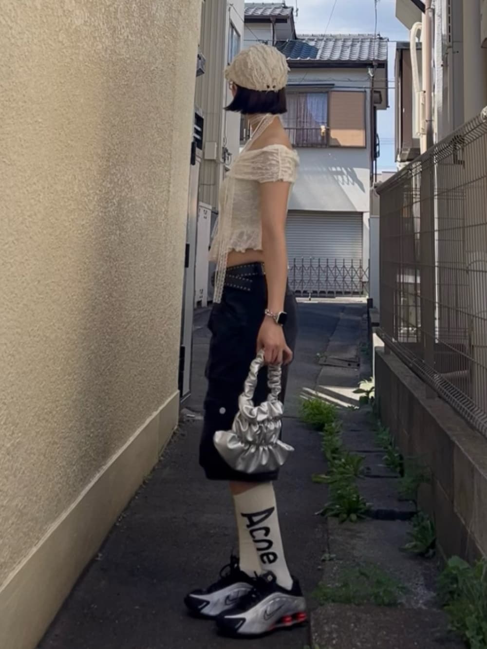 シルバー系のスニーカー、ホワイト系のハンチング/ベレー帽を着用したレディースの夏コーディネートの3枚目の写真