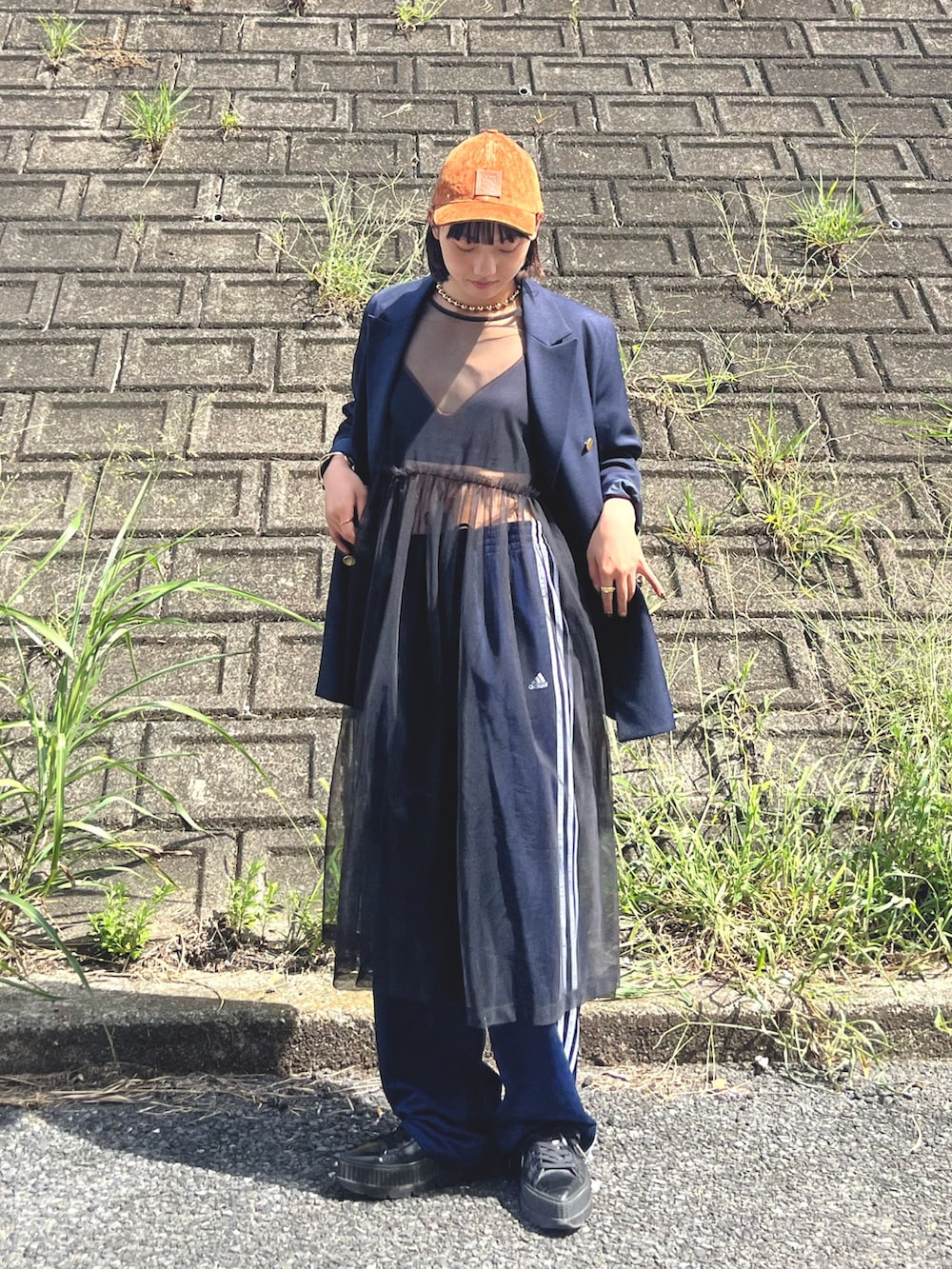 ブラック系のその他パンツ、ブラック系のスニーカー、ブルー系のテーラードジャケットを着用したレディースの秋コーディネートの2枚目の写真