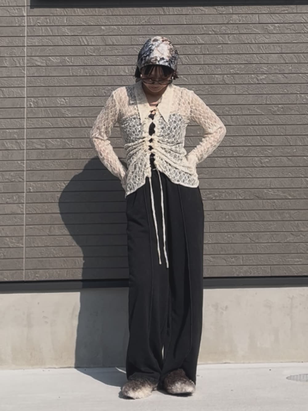 ホワイト系のシャツ/ブラウス、ブラック系のスウェットパンツ、ブラウン系のパンプスを着用したレディースの秋コーディネートの2枚目の写真