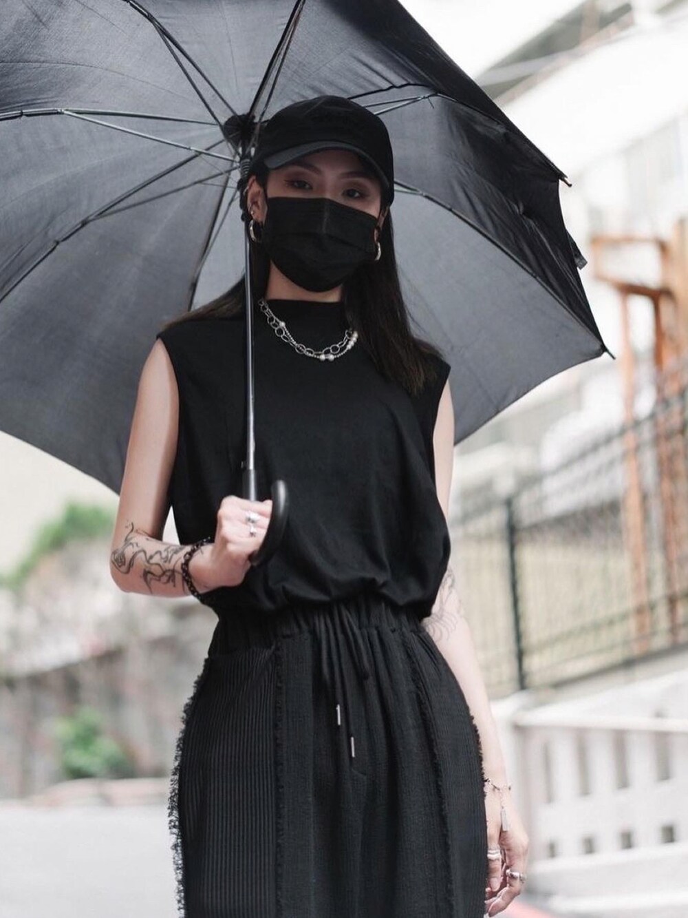 ブラック系のパンツ、ブラック系のその他トップス、ブラック系のキャップを着用したレディースの春コーディネートの3枚目の写真