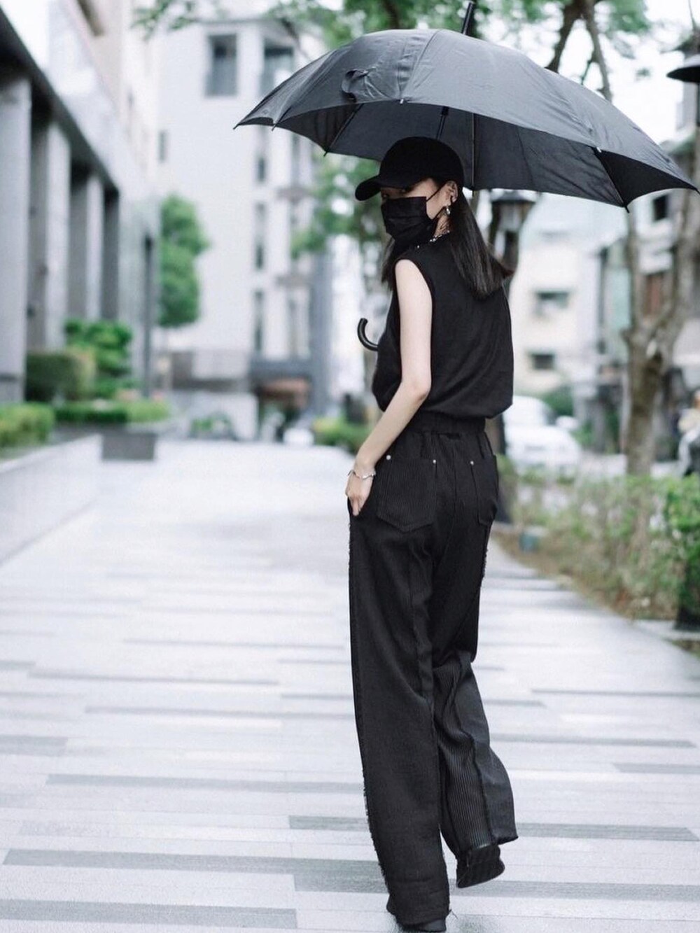 ブラック系のパンツ、ブラック系のその他トップス、ブラック系のキャップを着用したレディースの春コーディネートの4枚目の写真