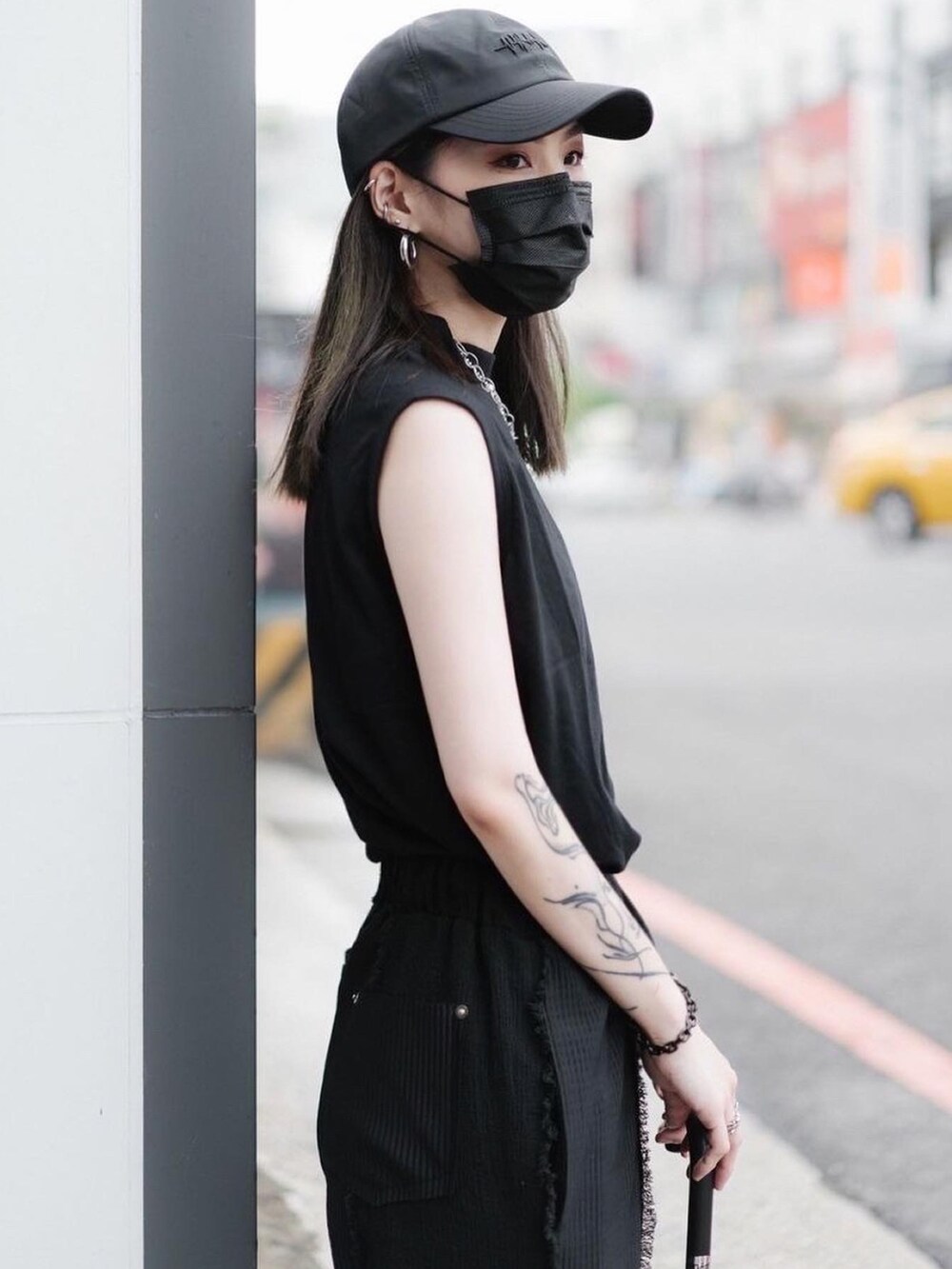 ブラック系のパンツ、ブラック系のその他トップス、ブラック系のキャップを着用したレディースの春コーディネートの2枚目の写真