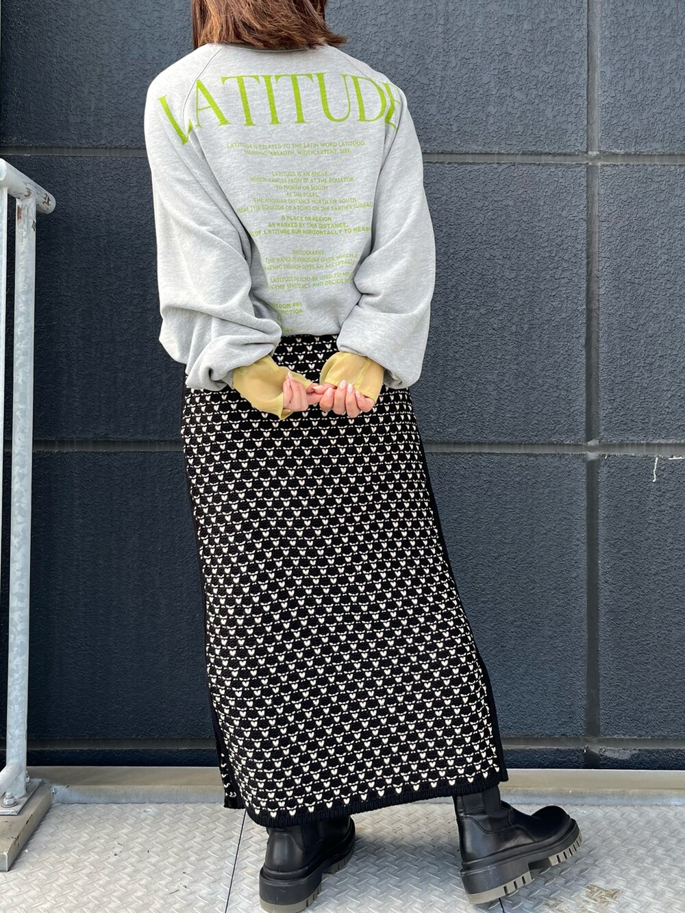 ブラック系のスカート、グレー系のスウェット、イエロー系のTシャツ/カットソーを着用したレディースの秋コーディネートの2枚目の写真