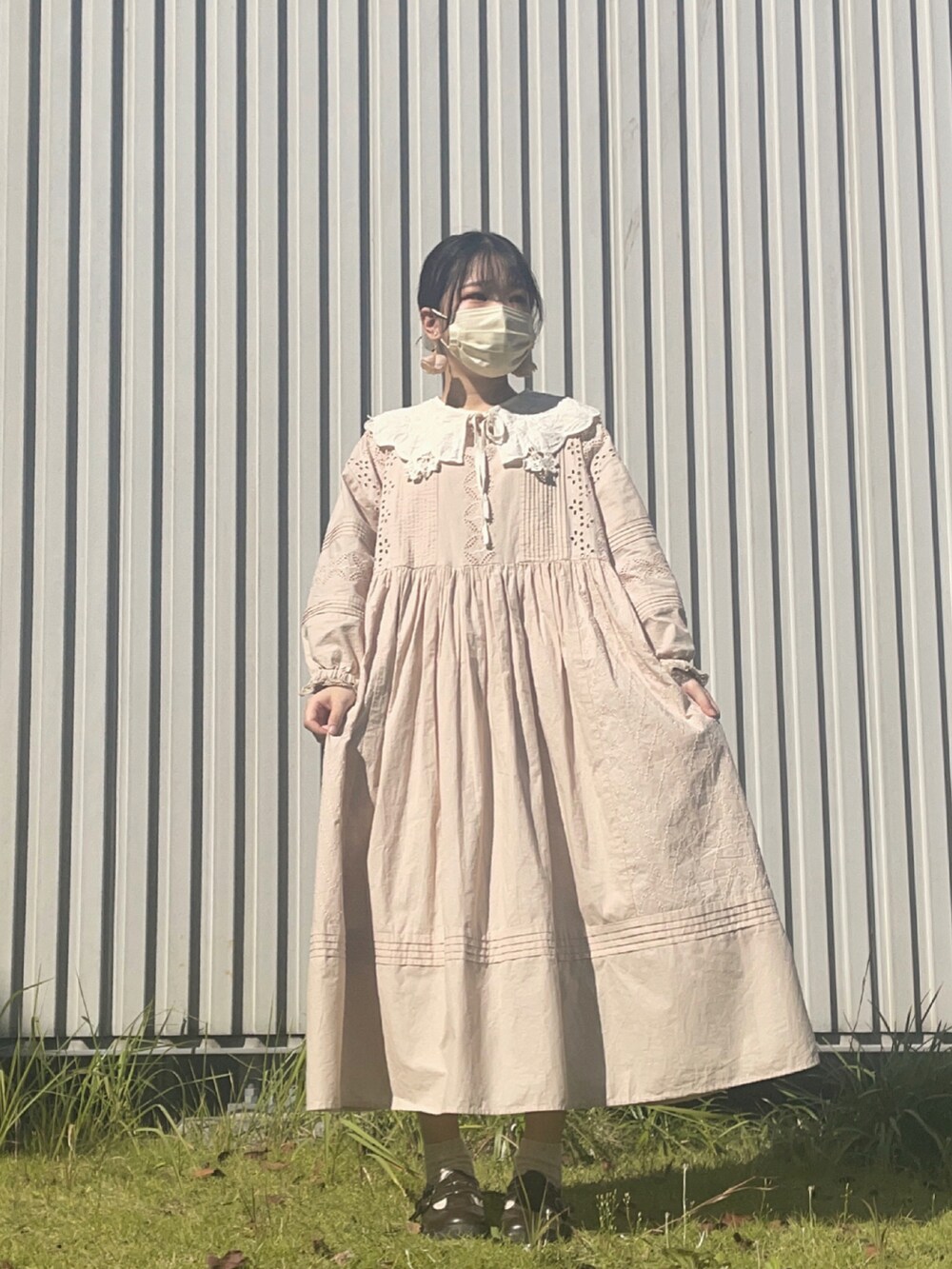 「コート、ワンピース、ワントーンコーデ、ナチュラル、SM2、つけ襟、低身長、ゆるコーデ、studio clip、低身長コーデ、淡色コーデ、サマンサ モスモス(Samansa Mos2)、Samansa Mos2、秋コーデ、おしゃれさんと繋がりたい」｜「Samansa Mos2のカットワークレースワンピース（ワンピース、ホワイト系）」を使った、𝑌𝑢𝑟𝑖さん（レディース・152cm）の秋コーディネートの2枚目の写真