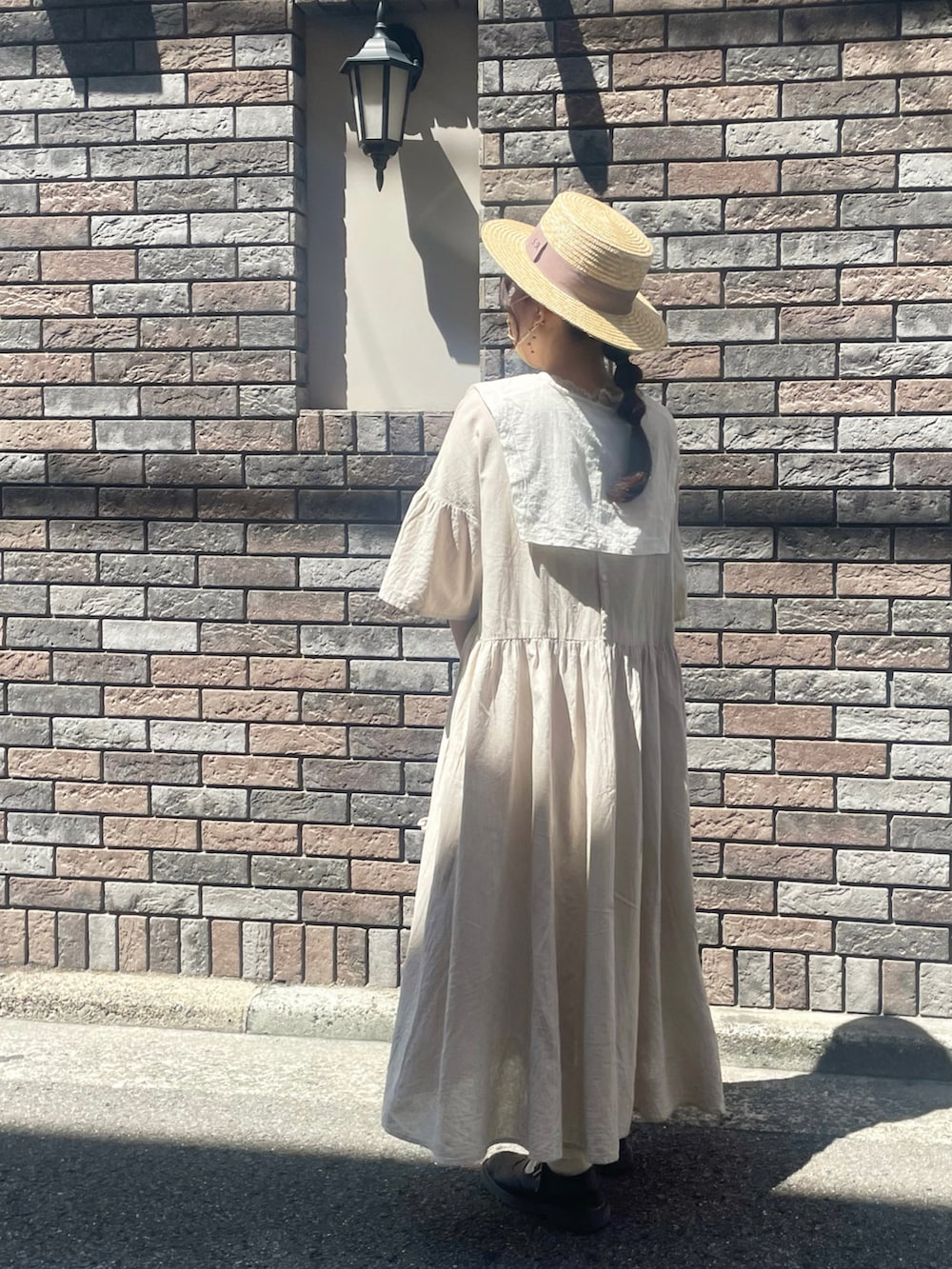 ベージュ系のワンピース、ホワイト系のかごバッグ、ブラウン系のその他シューズを着用したレディースの秋コーディネートの2枚目の写真