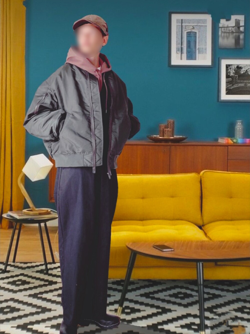 グリーン系のミリタリージャケット、ブラウン系のパーカー、ブラック系のつなぎ/オールインワンを着用したメンズの秋コーディネートの2枚目の写真