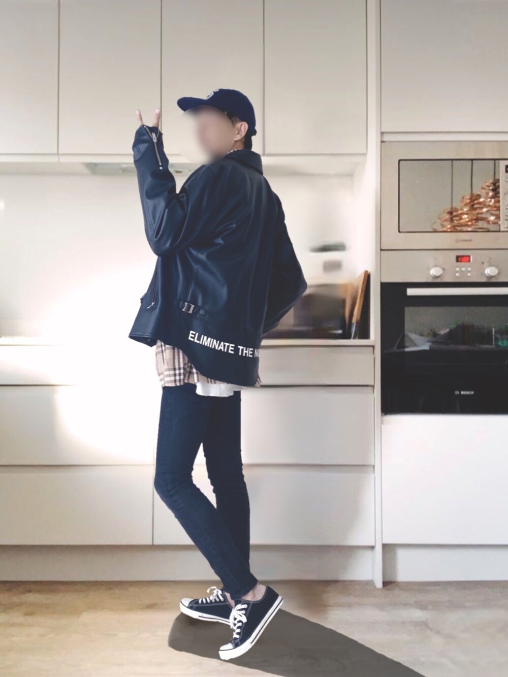 ブルー系のデニムパンツ、グリーン系のミリタリージャケット、ベージュ系のハンチング/ベレー帽を着用したメンズの冬コーディネートの2枚目の写真