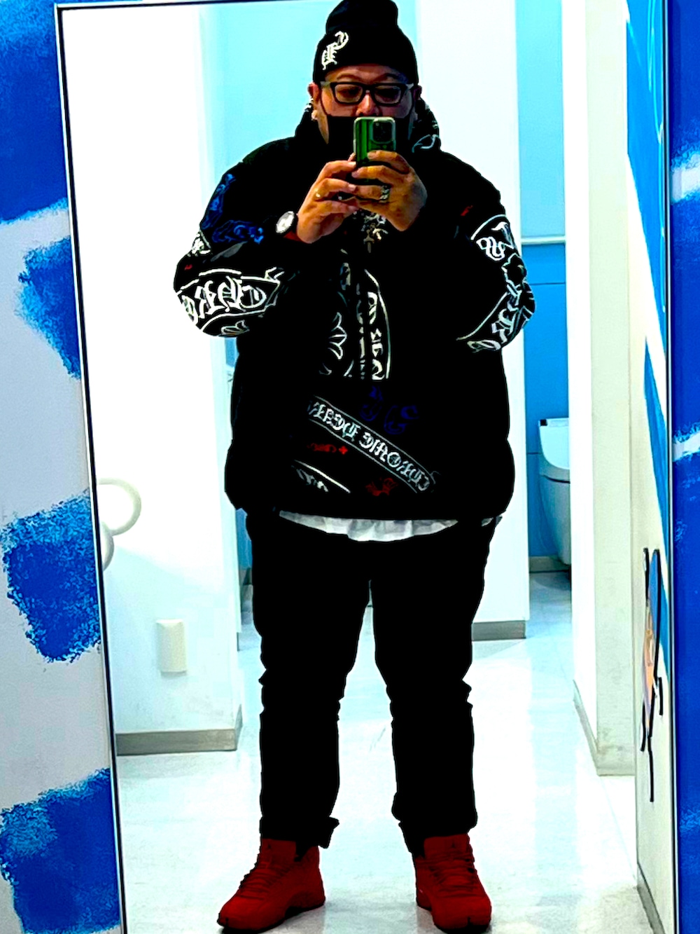 その他のパーカー、ブラック系のダウンベスト、レッド系のスニーカーを着用したメンズの冬コーディネートの2枚目の写真