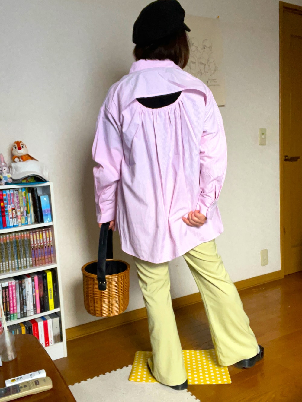 ピンク系のシャツ/ブラウス、グリーン系のスラックス、ブラック系のTシャツ/カットソーを着用したレディースの夏コーディネートの2枚目の写真