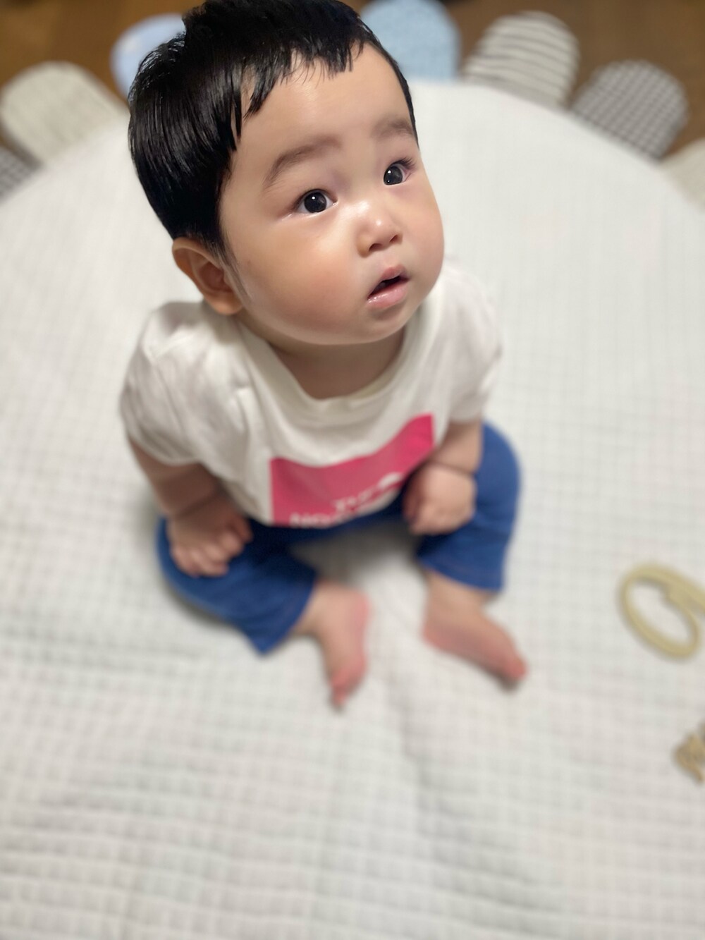 ホワイト系のTシャツ/カットソー、ブルー系のスウェットパンツを着用したキッズの夏コーディネートの2枚目の写真