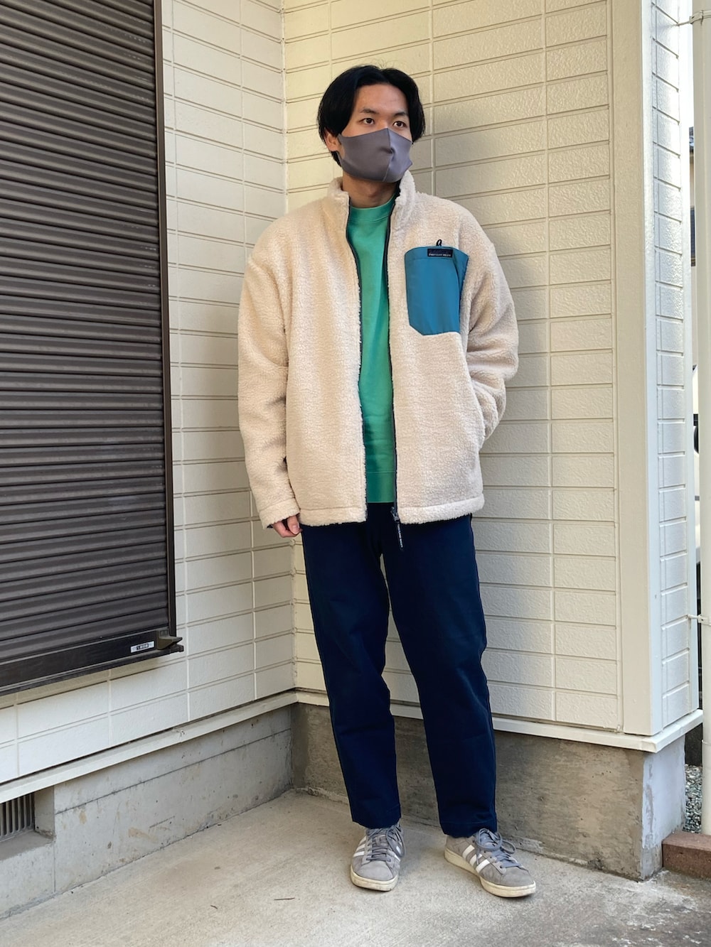 ホワイト系のブルゾン、グリーン系のTシャツ/カットソー、ブルー系のその他パンツを着用したメンズの冬コーディネートの3枚目の写真