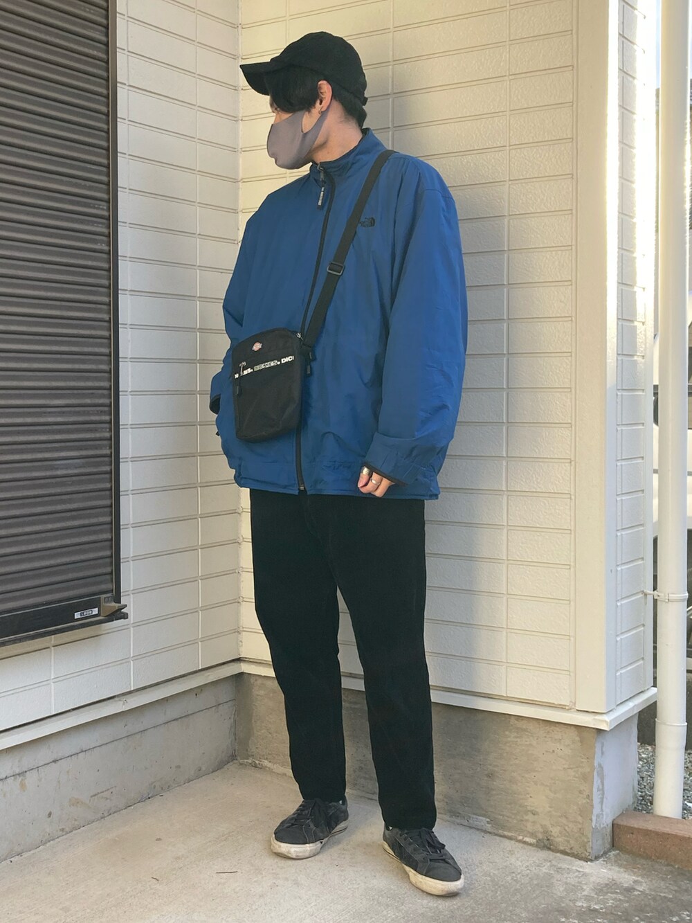 ブルー系のその他トップス、ブラック系のショルダーバッグ、ブラック系のその他パンツを着用したメンズの冬コーディネートの3枚目の写真
