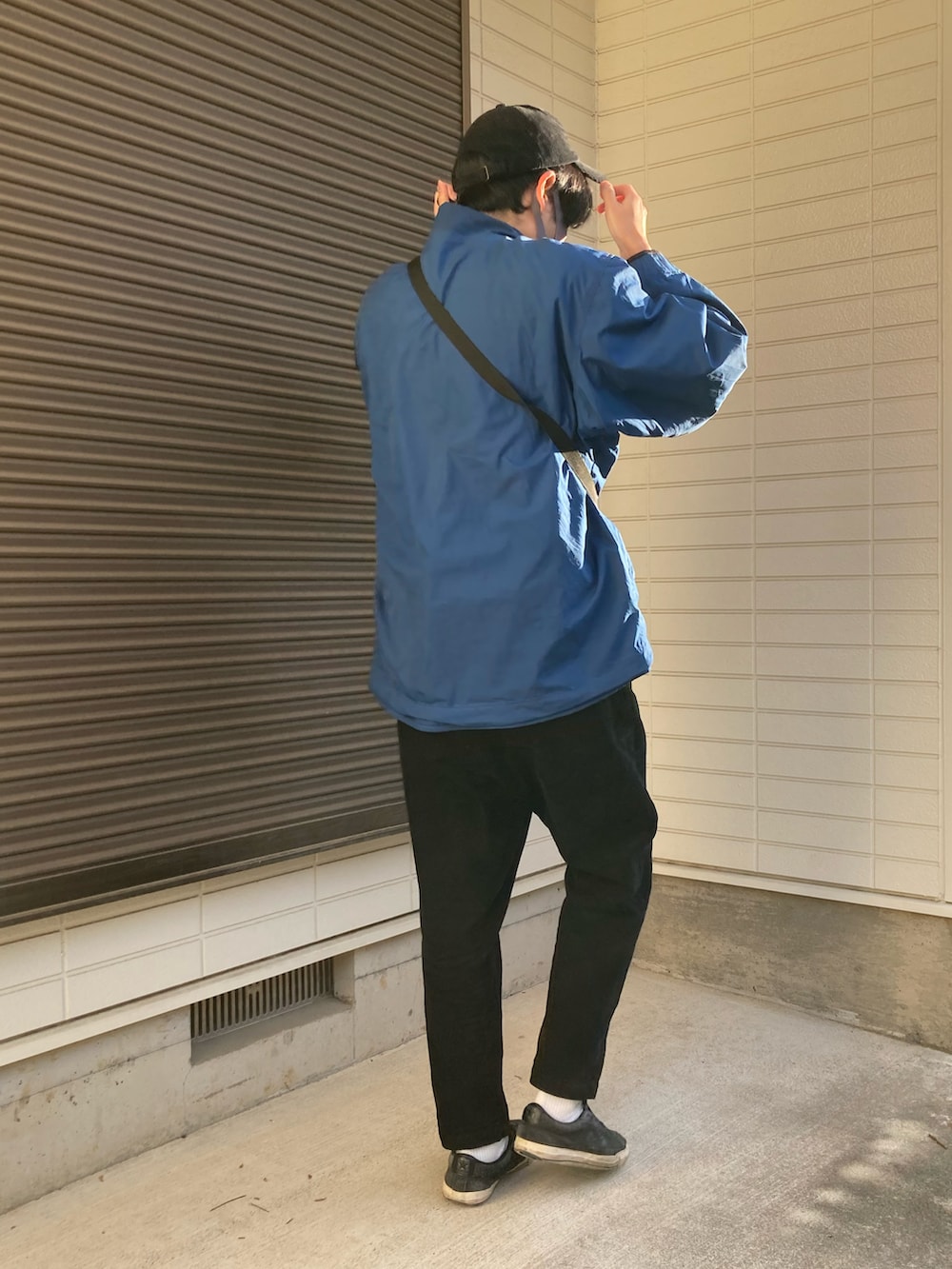 ブルー系のその他トップス、ブラック系のショルダーバッグ、ブラック系のその他パンツを着用したメンズの冬コーディネートの5枚目の写真