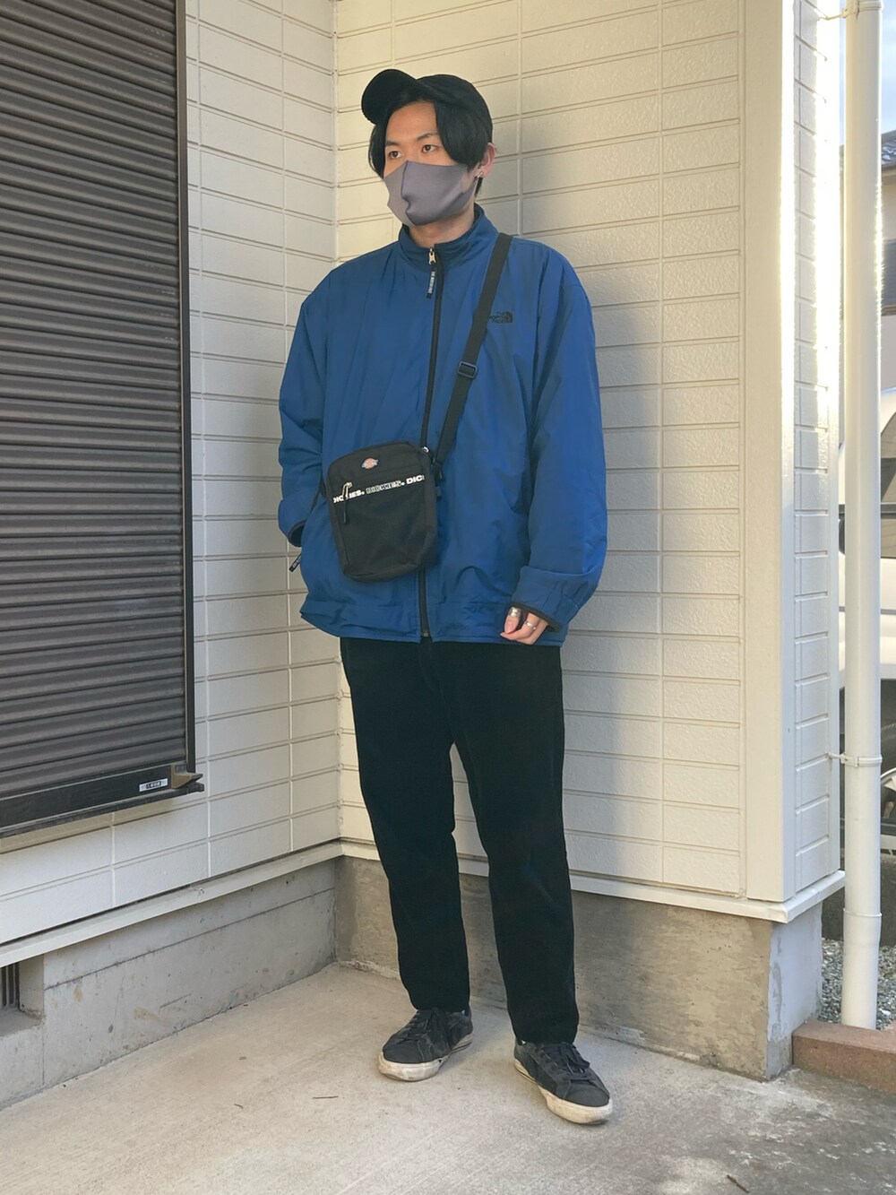 ブルー系のその他トップス、ブラック系のショルダーバッグ、ブラック系のその他パンツを着用したメンズの冬コーディネートの2枚目の写真