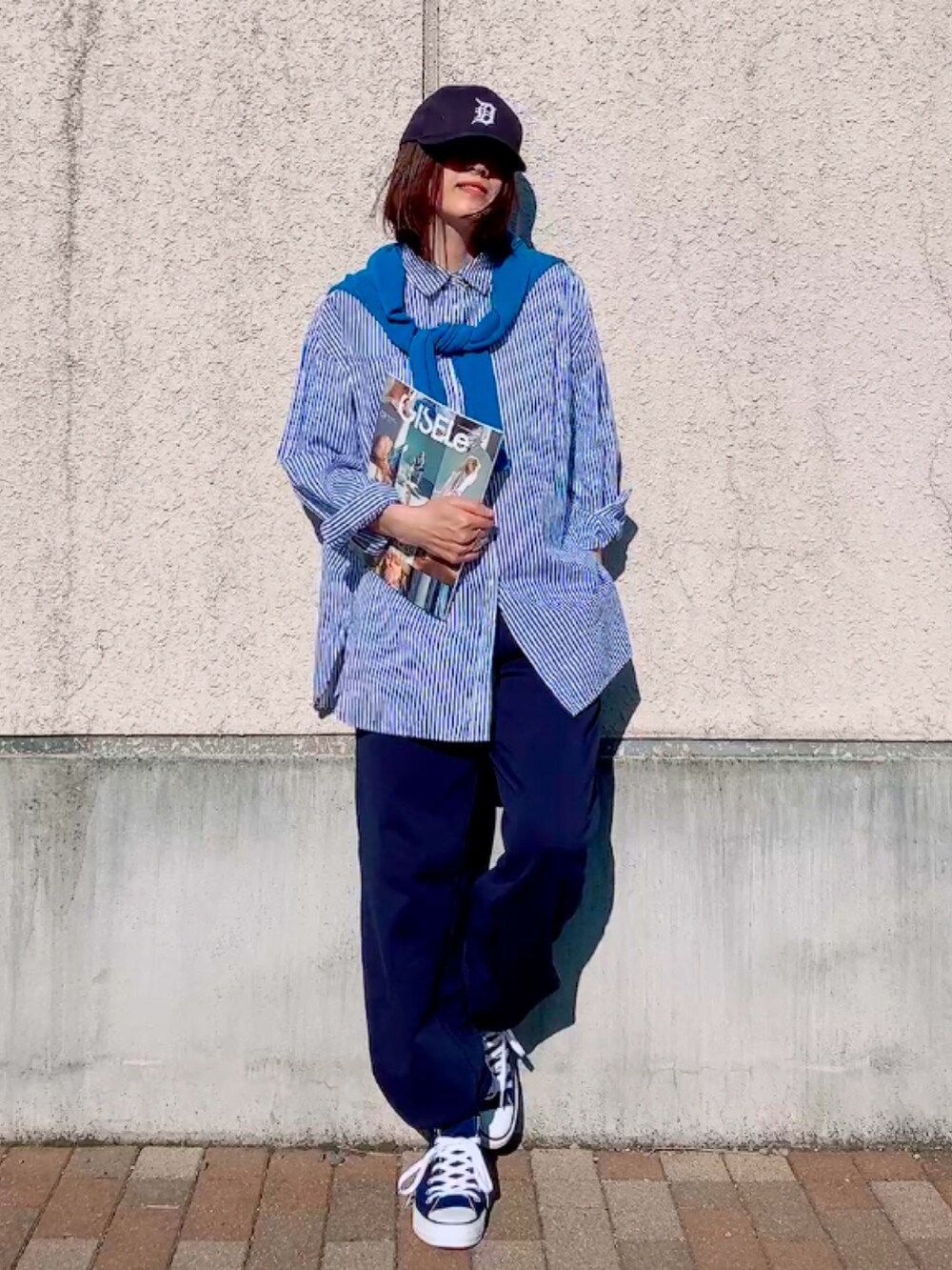 ブルー系のカーディガン/ボレロ、ブルー系のシャツ/ブラウス、ブルー系のスウェットパンツを着用したレディースの春コーディネートの2枚目の写真