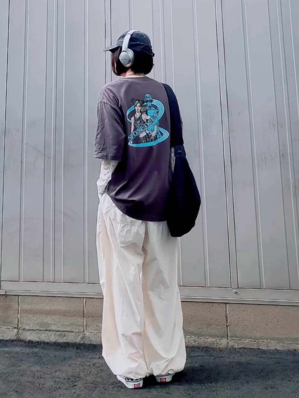 ブラック系のショルダーバッグ、ホワイト系のTシャツ/カットソー、ブラック系のスリッポンを着用したレディースの夏コーディネートの4枚目の写真