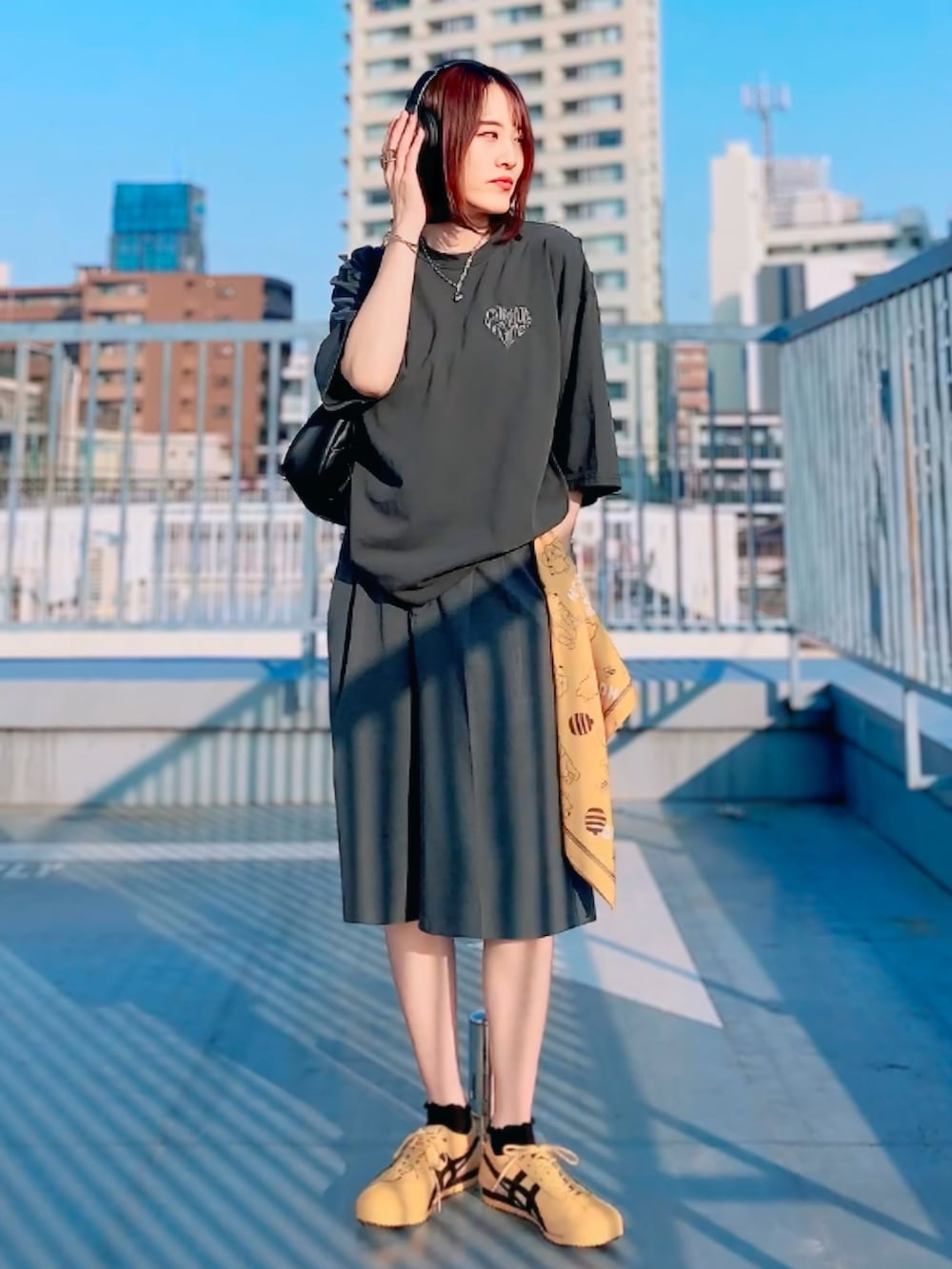 グレー系のTシャツ/カットソー、グレー系のその他パンツ、イエロー系のスニーカーを着用したレディースの春コーディネートの5枚目の写真