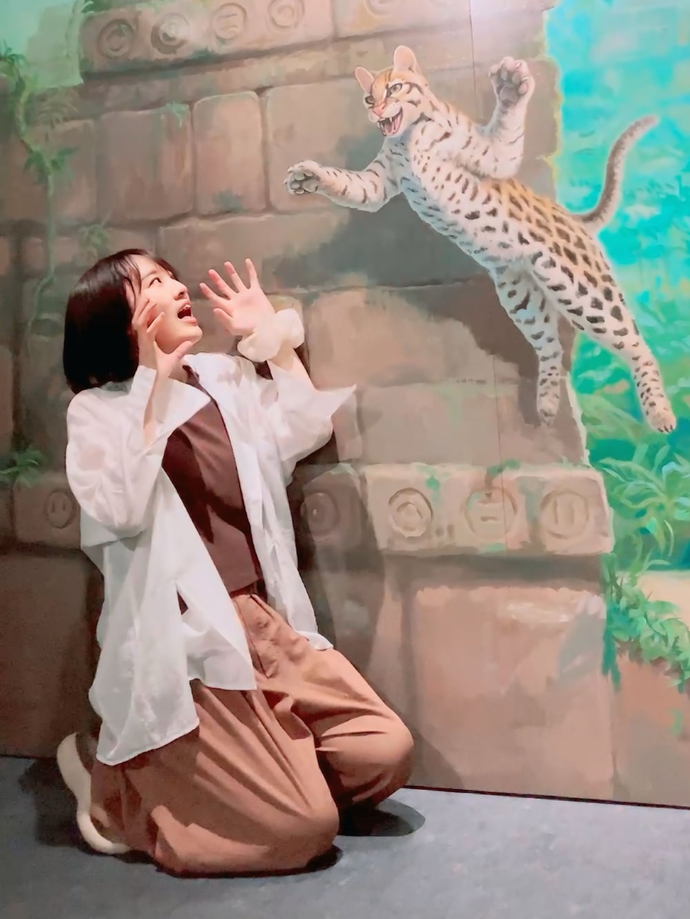 ホワイト系のシャツ/ブラウス、グレー系のキャミソール、ブラウン系のその他パンツを着用したレディースの夏コーディネートの2枚目の写真