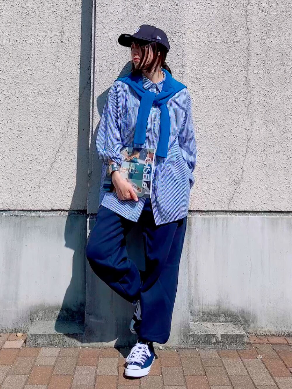 ブルー系のカーディガン/ボレロ、ブルー系のシャツ/ブラウス、ブルー系のスウェットパンツを着用したレディースの春コーディネートの4枚目の写真