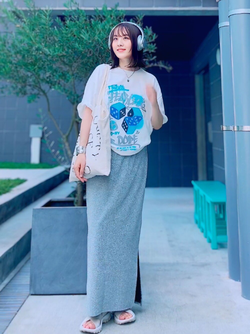 ホワイト系のTシャツ/カットソー、シルバー系のスカート、ベージュ系のサンダルを着用したレディースの夏コーディネートの5枚目の写真