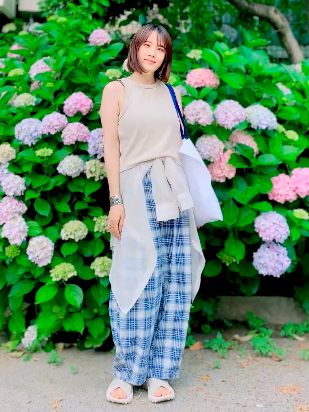 ホワイト系のシャツ/ブラウス、ブラック系のキャミソール、ベージュ系のサンダルを着用したレディースの夏コーディネートの3枚目の写真