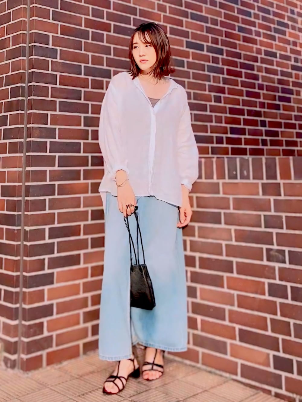 「リネンシャツ、リネン、シャツスタイル、シャツアレンジ、長袖シャツ、マント、羽織り、デニムスカート、ショルダーバッグ、サンダル、キャミソール、夏ルックで気分アップ、夏コーデ、プチプラ、UNIQLO」|「UNIQLOのプレミアムリネンシャツ(長袖)(シャツ/ブラウス、ホワイト系)」を使った、ほのかりんさん(骨格ナチュラル・レディース・166cm)の夏コーディネートの2枚目の写真