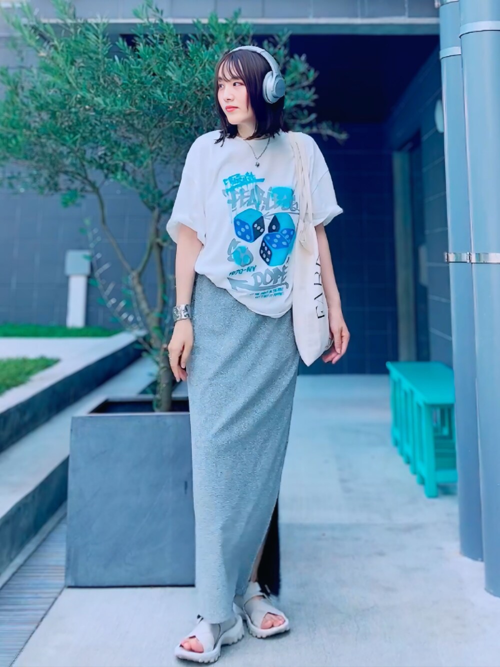 ホワイト系のTシャツ/カットソー、シルバー系のスカート、ベージュ系のサンダルを着用したレディースの夏コーディネートの3枚目の写真