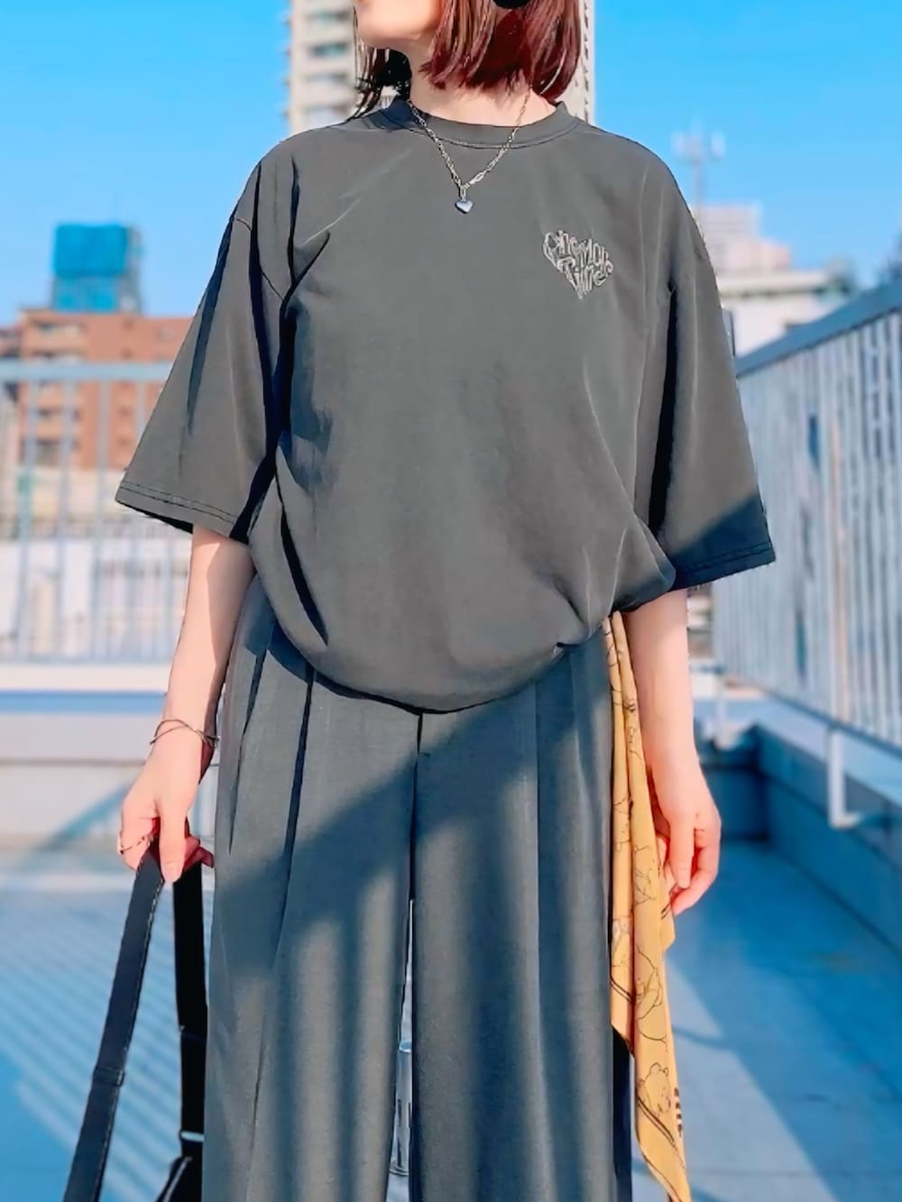 グレー系のTシャツ/カットソー、グレー系のその他パンツ、イエロー系のスニーカーを着用したレディースの春コーディネートの3枚目の写真