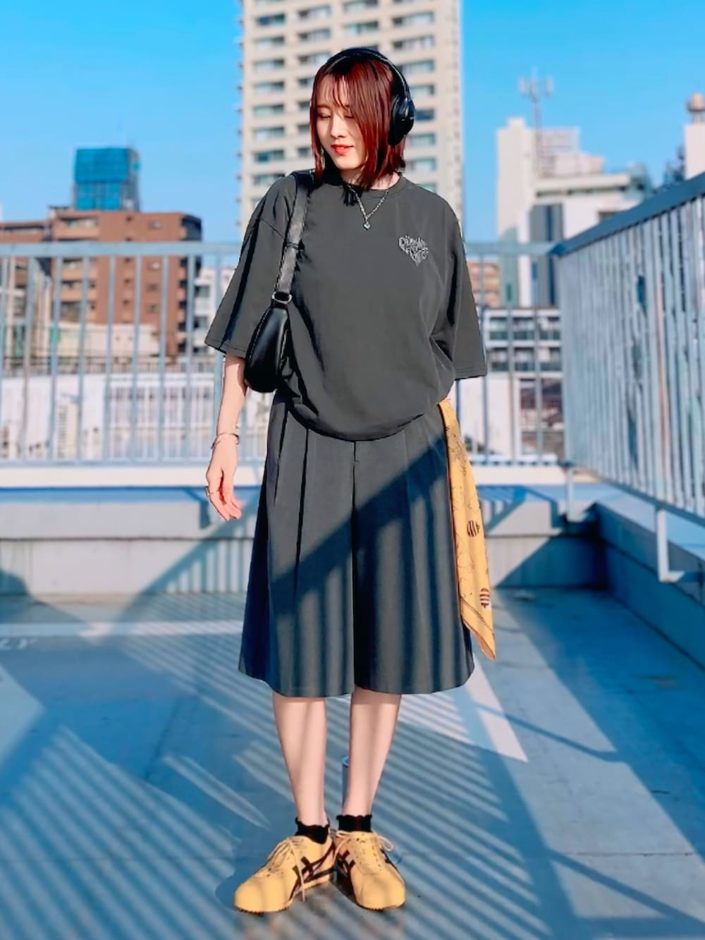 グレー系のTシャツ/カットソー、グレー系のその他パンツ、イエロー系のスニーカーを着用したレディースの春コーディネートの4枚目の写真