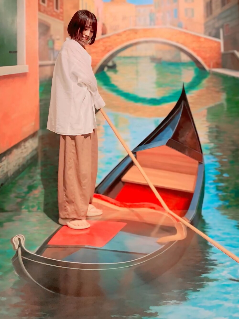 ホワイト系のシャツ/ブラウス、グレー系のキャミソール、ブラウン系のその他パンツを着用したレディースの夏コーディネートの4枚目の写真