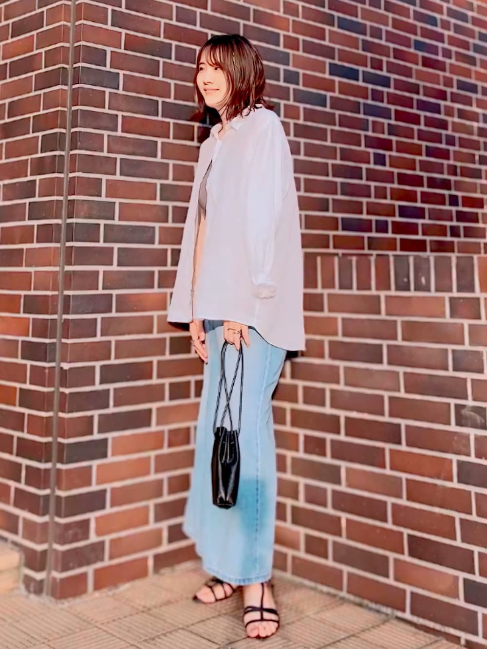 「リネンシャツ、リネン、シャツスタイル、シャツアレンジ、長袖シャツ、マント、羽織り、デニムスカート、ショルダーバッグ、サンダル、キャミソール、夏ルックで気分アップ、夏コーデ、プチプラ、UNIQLO」|「UNIQLOのプレミアムリネンシャツ(長袖)(シャツ/ブラウス、ホワイト系)」を使った、ほのかりんさん(骨格ナチュラル・レディース・166cm)の夏コーディネートの3枚目の写真