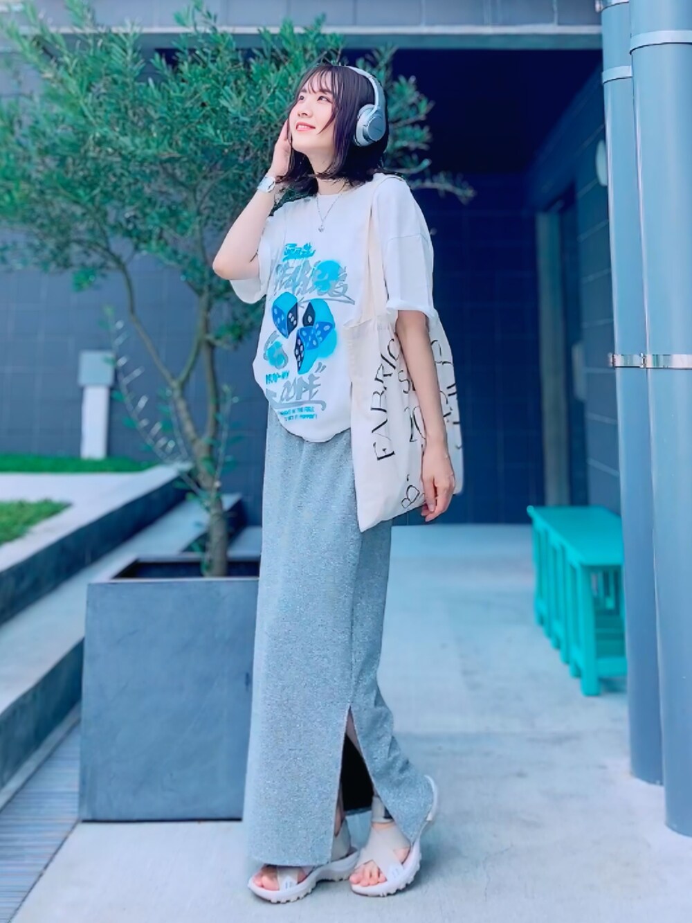 ホワイト系のTシャツ/カットソー、シルバー系のスカート、ベージュ系のサンダルを着用したレディースの夏コーディネートの4枚目の写真