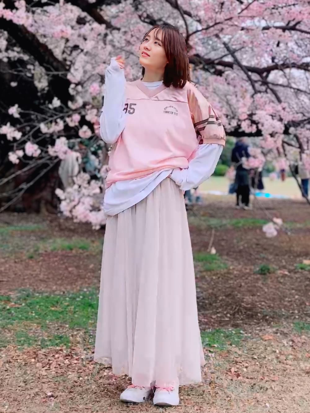 「春めき満開コーデ、お花見、お花見コーデ、桜、ピンク、レイヤードスタイル、チュールスカート、春コーデ、春、春色、ロンT、サテン、スポーツミックス、フェミニン、ガーリー」｜「RODEO CROWNS WIDE BOWLのNJ85 ナンバートップス（その他トップス、ピンク系）」を使った、ほのかりんさん（レディース・166cm）の春コーディネートの3枚目の写真