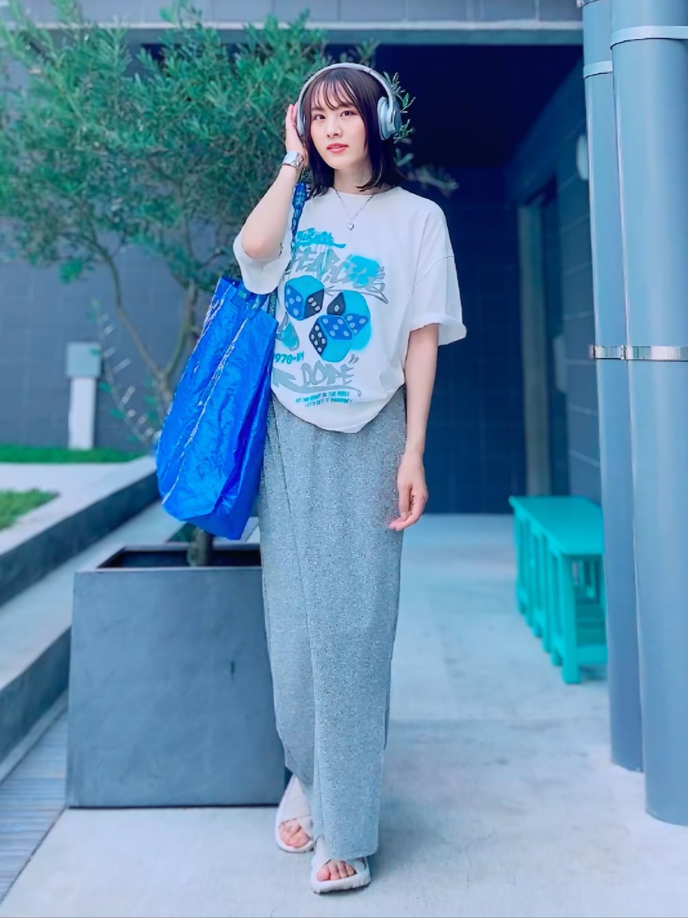 ホワイト系のTシャツ/カットソー、シルバー系のスカート、ベージュ系のサンダルを着用したレディースの夏コーディネートの2枚目の写真