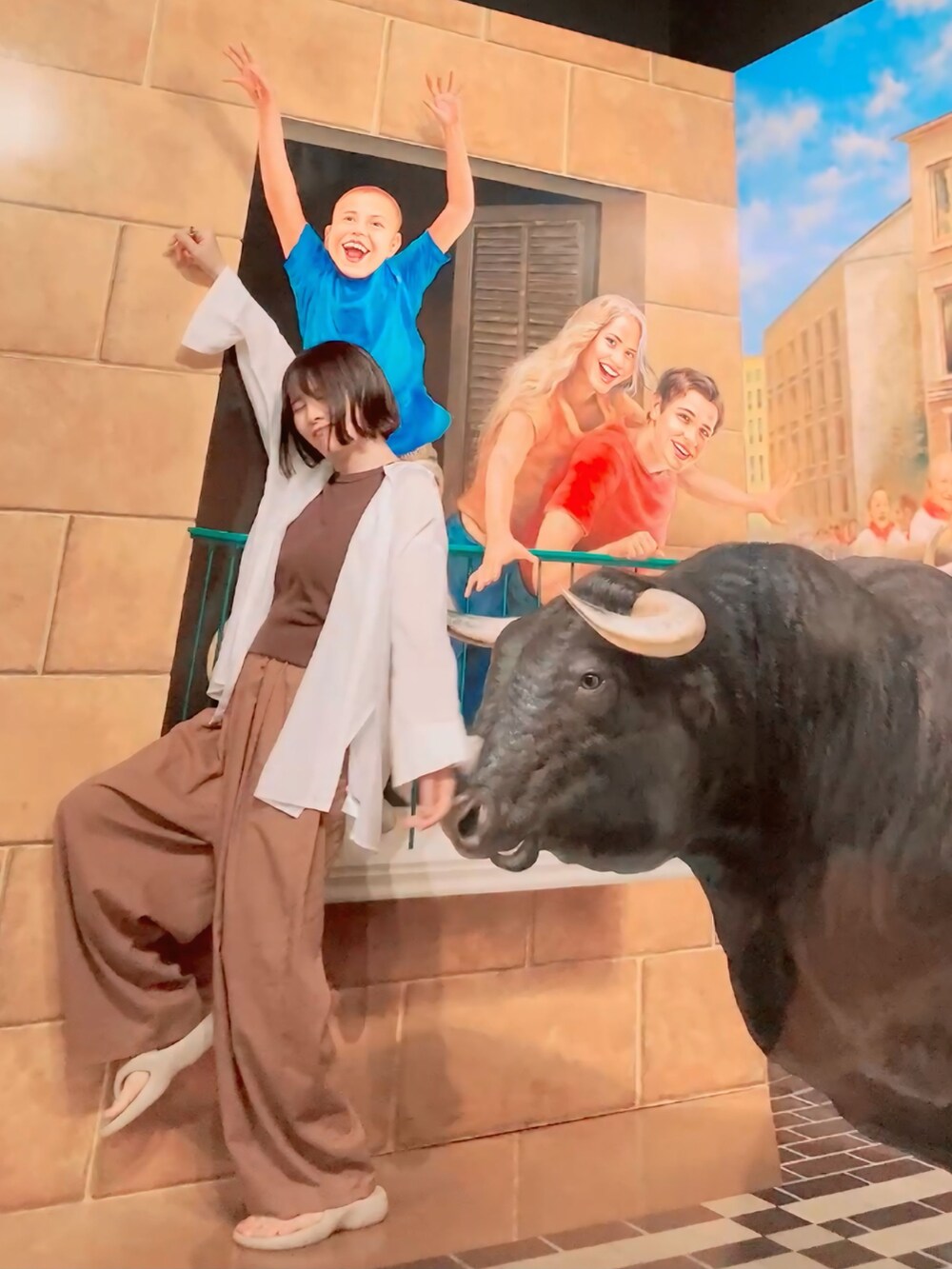 ホワイト系のシャツ/ブラウス、グレー系のキャミソール、ブラウン系のその他パンツを着用したレディースの夏コーディネートの3枚目の写真