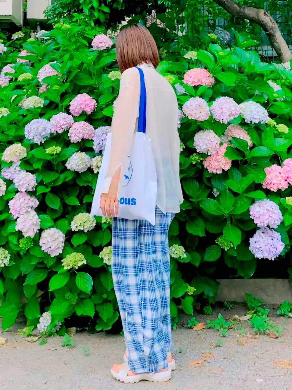 ホワイト系のシャツ/ブラウス、ブラック系のキャミソール、ベージュ系のサンダルを着用したレディースの夏コーディネートの4枚目の写真