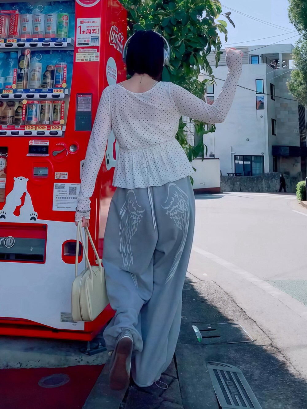 ホワイト系のTシャツ/カットソー、グレー系のスウェットパンツ、イエロー系のボストンバッグを着用したレディースの春コーディネートの3枚目の写真