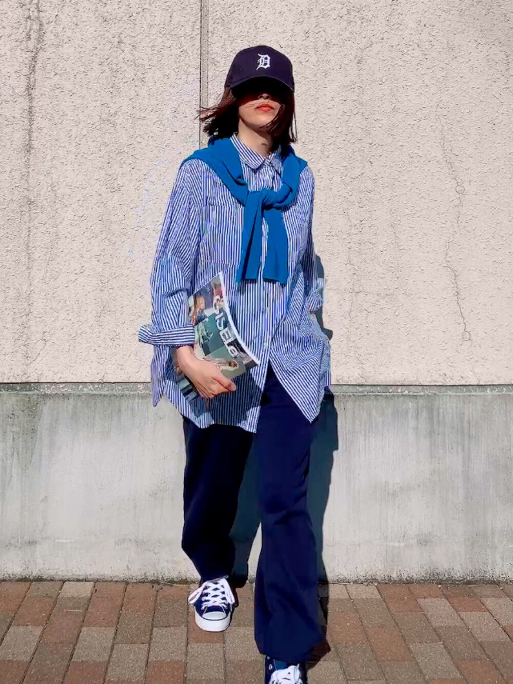 ブルー系のカーディガン/ボレロ、ブルー系のシャツ/ブラウス、ブルー系のスウェットパンツを着用したレディースの春コーディネートの3枚目の写真