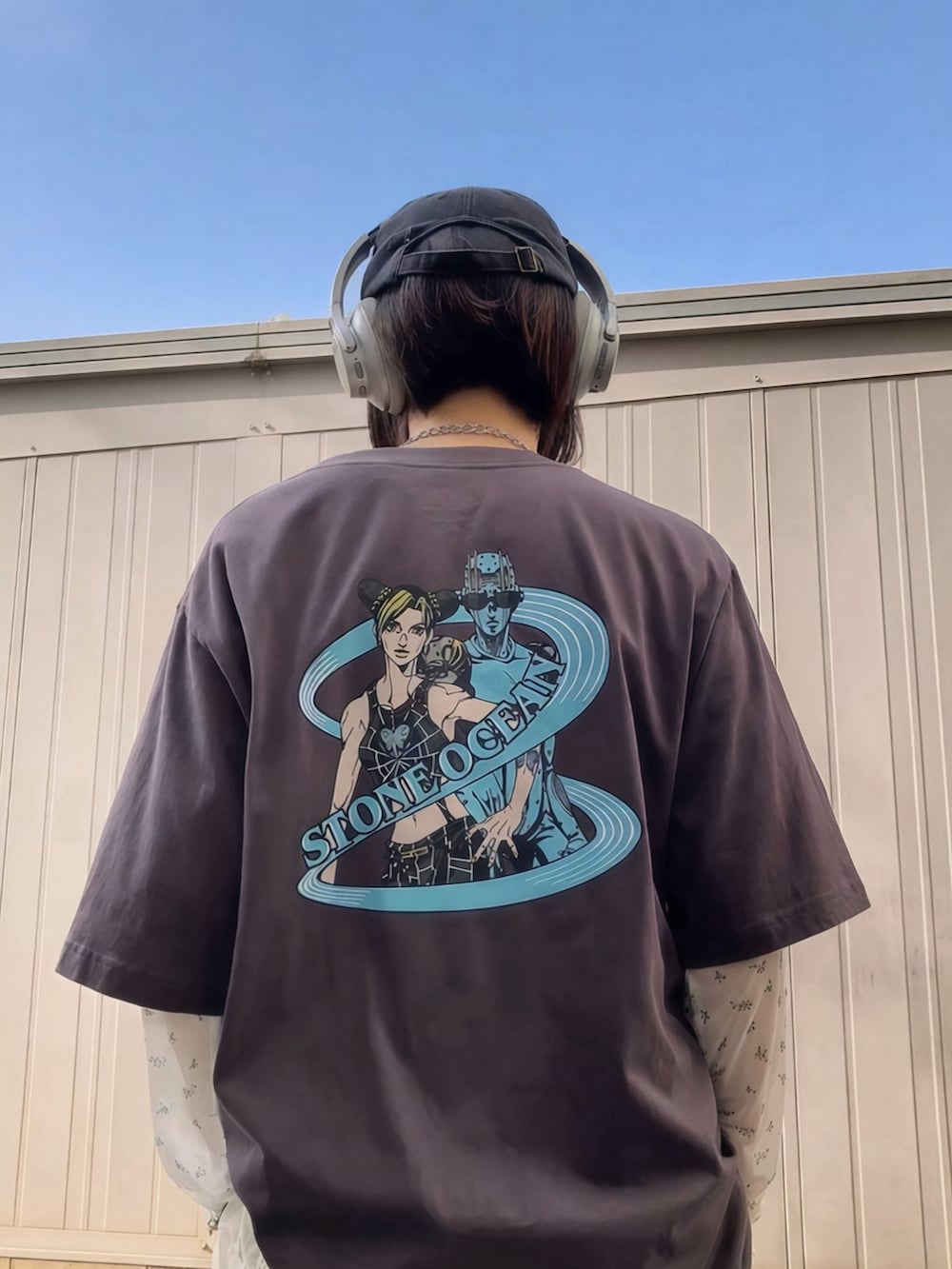 ブラック系のショルダーバッグ、ホワイト系のTシャツ/カットソー、ブラック系のスリッポンを着用したレディースの夏コーディネートの5枚目の写真
