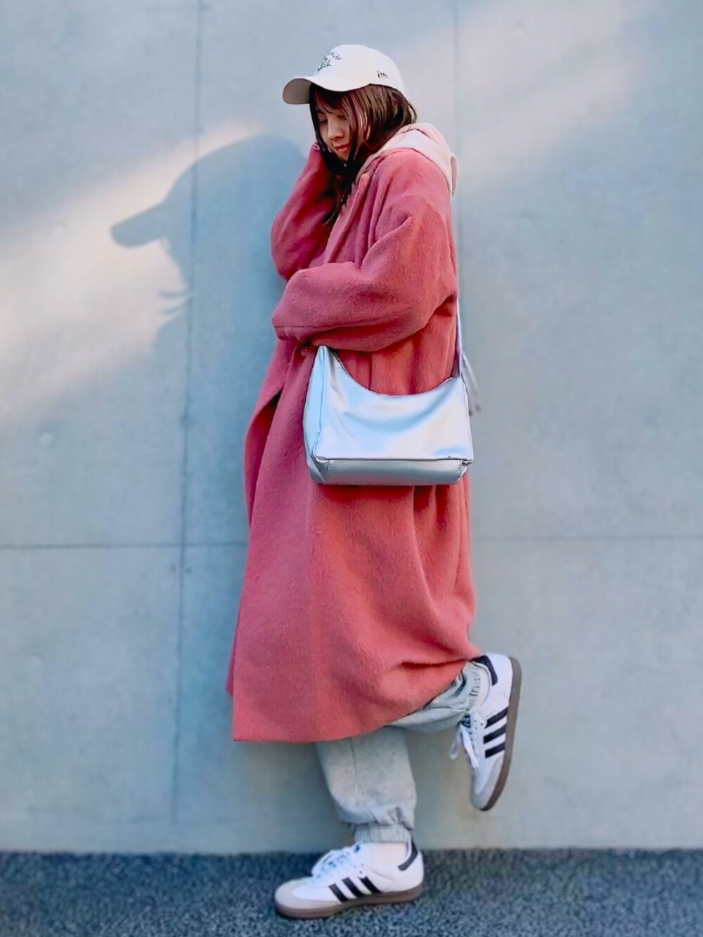 その他のジャケット/アウター、ピンク系のパーカー、ホワイト系のTシャツ/カットソーを着用したレディースの冬コーディネートの3枚目の写真